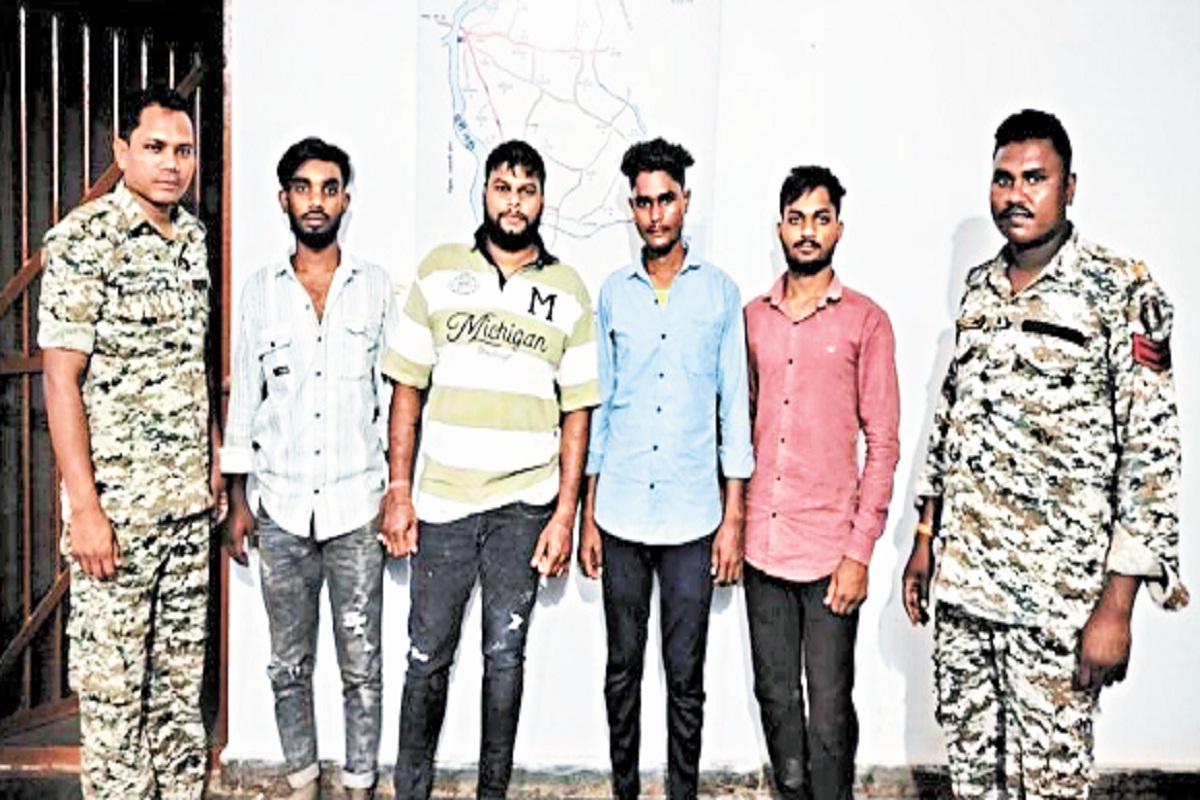 राजिम में रेत माफिया के गुर्गों ने मीडियाकर्मियों को पीटा, बाल-बाल बची जान, 4
आरोपी गिरफ्तार