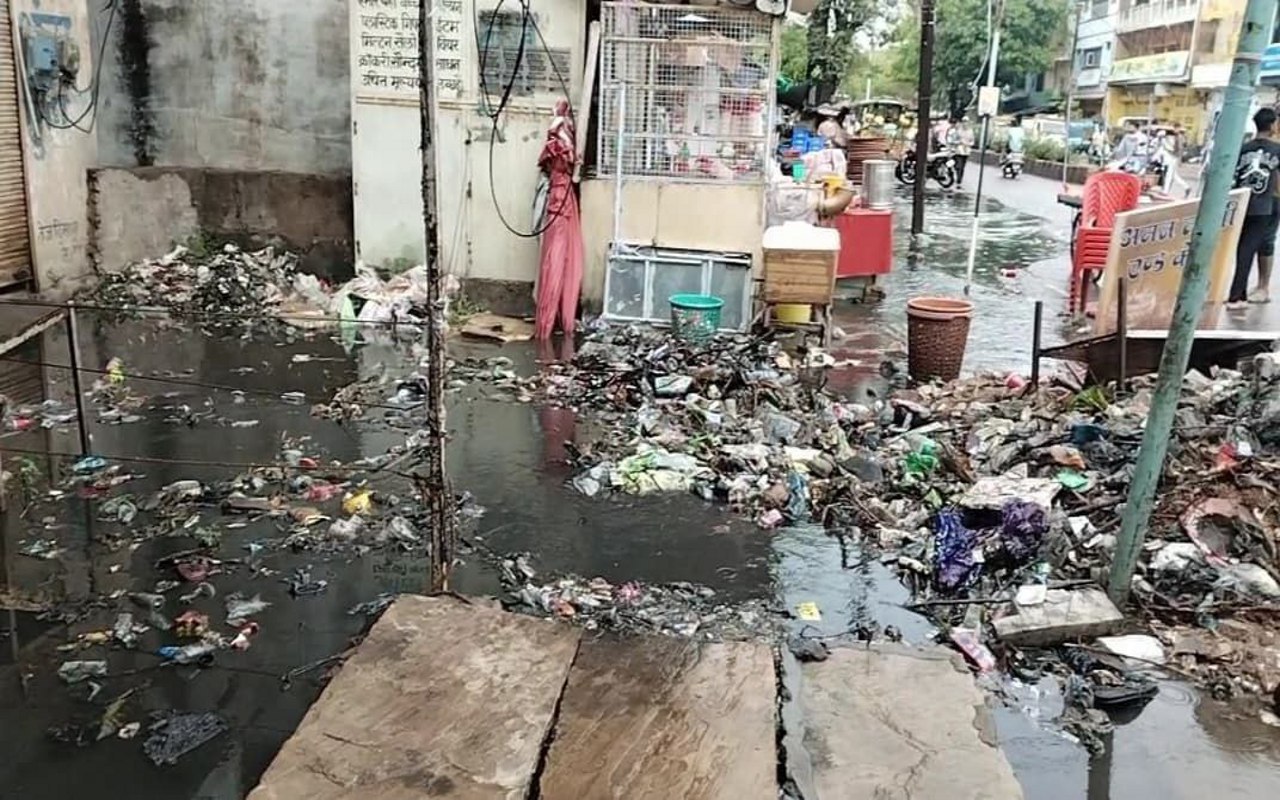 मानसून की पहली बारिश ने खोली नपा की पोल: हाईवे से अस्पताल तक बिछी गंदगी और कीचड़