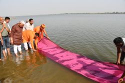 मेजा बांध में सांसद-विधायक ने की गंगाजी की चुनरी अर्पण - image