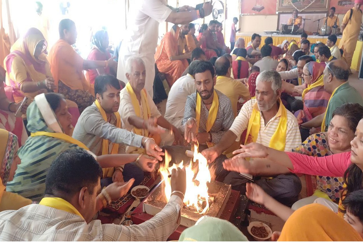 गोविंददेवजी मंदिर में पंचकुंडीय बलिवैश्व यज्ञ : तांबे के पात्र से घर पर अग्नि
भोग लगाने की विधि सिखाई
