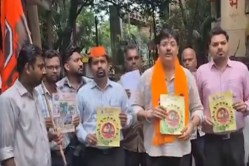महाराष्ट्र के स्कूलों में हिंदी पढ़ाने का विरोध, राज ठाकरे की पार्टी ने पोस्टर
लगाए, किताबें जलाई - image