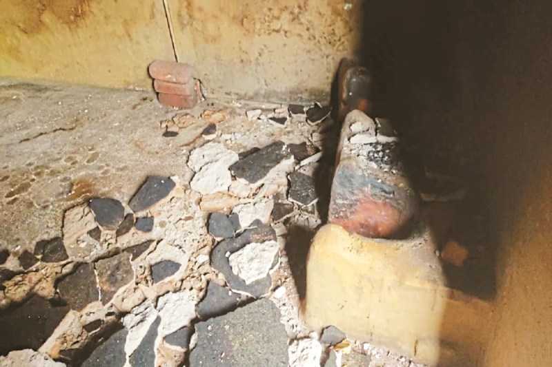 छत से भरभरा कर गिरा प्लास्टर (फोटो सोर्स- पत्रिका)