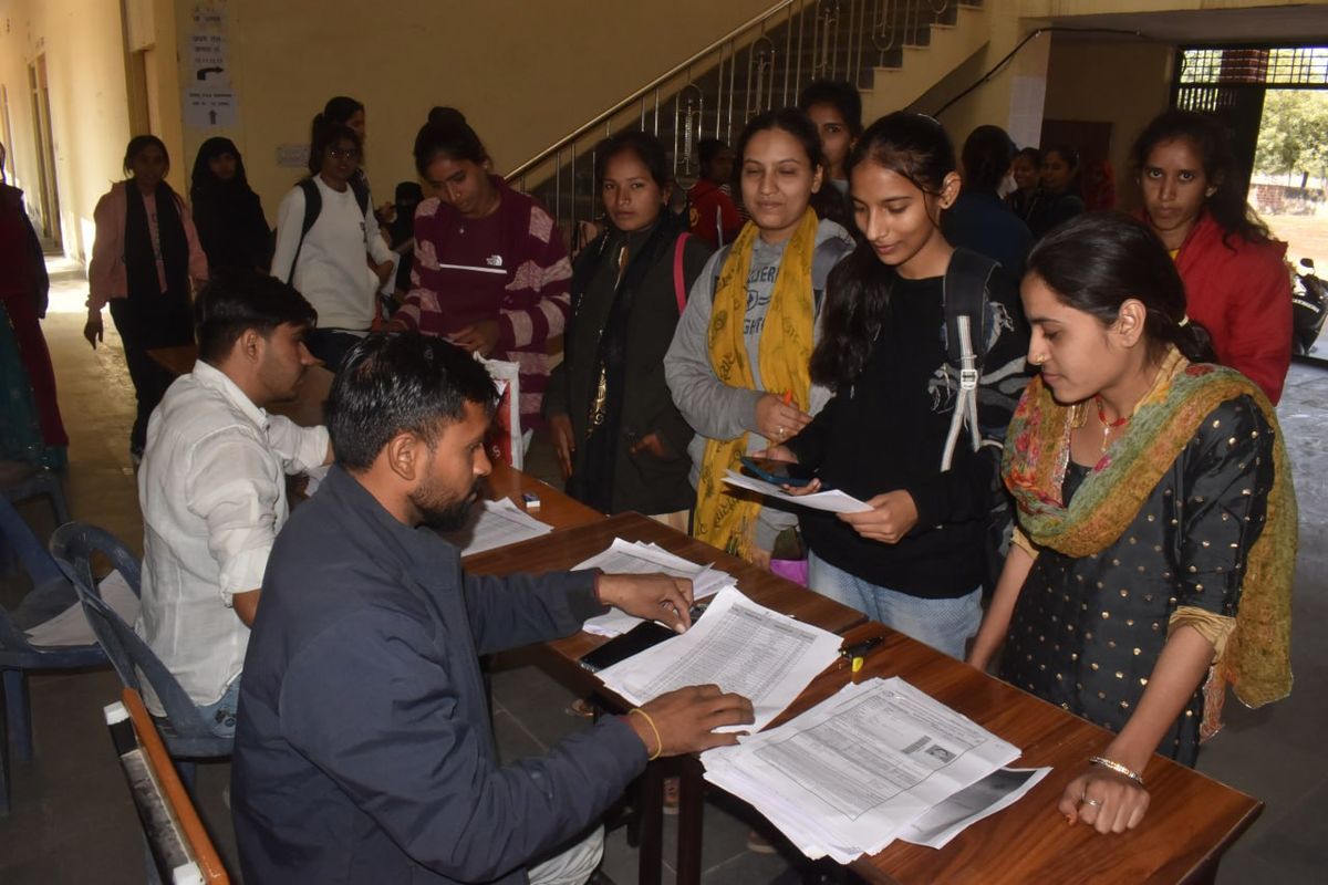 सरकारी कॉलेजों में शिक्षकों के अभाव में बालिका शिक्षा का बंटाधार