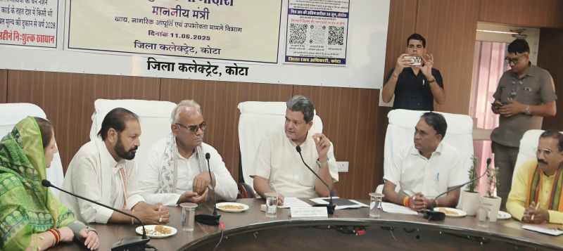 खाद्य एवं नागरिक आपूर्ति मंत्री सुमित गोदारा विभागीय समीक्षा बैठक लेते हुए। फोटो-पत्रिका।