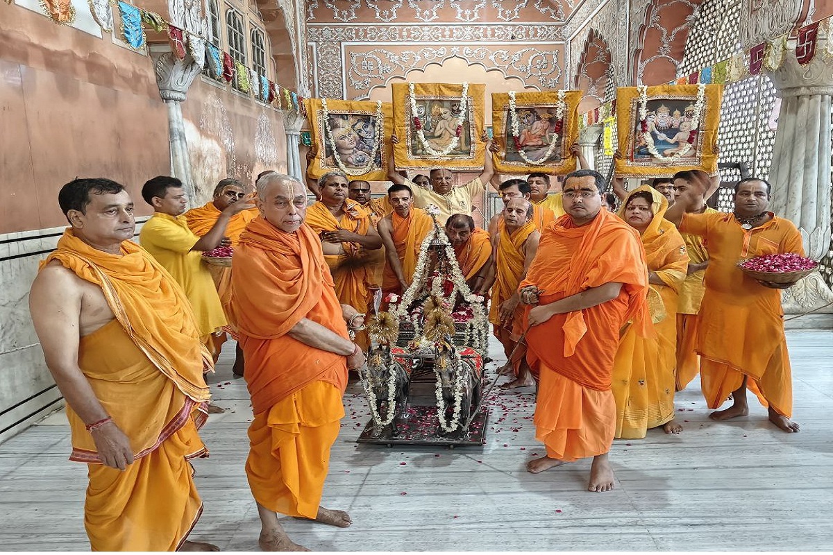 RathYatra 2025 : भक्तों को दर्शन देने चांदी के रथ पर सवार हुए गौर गोविंद,
परिक्रमा में गूंजा संकीर्तन