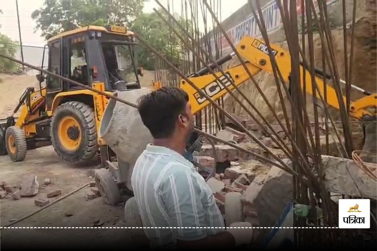 ग्रेटर नोएडा में निर्माणाधीन बेसमेंट की दीवार गिरी, तीन मजदूरों की दबकर मौत, दो
घायल