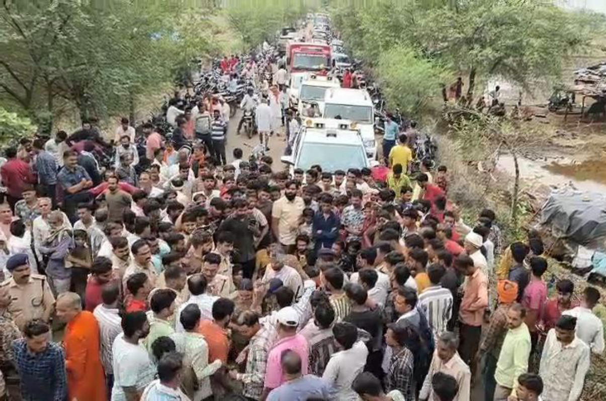 एमपी में भीषण हादसा, गैस रिसने से 5 लोगों की मौत, गुस्साए लोगों ने कलेक्टर को
घेरा