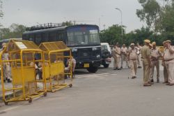 Hanuman Beniwal: सीएम हाउस घेराव से पहले बेनीवाल सहित 5 नेताओं को पुलिस ने दिया
नोटिस, प्रदर्शनकारियों को दी ये कड़ी चेतावनी - image