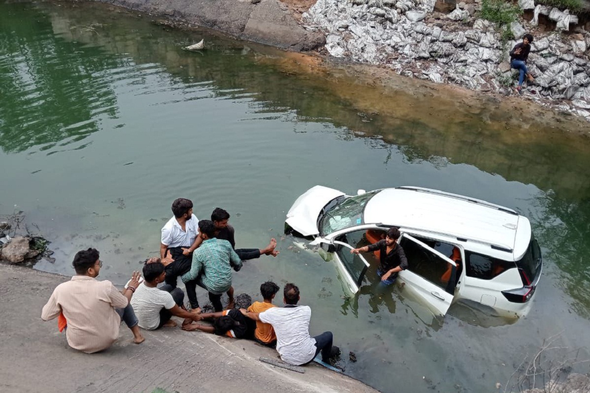 Accident: बेकाबू कार हसदेव नहर में गिरी, बाल-बाल बची चार युवकों की जान, देखें
Video