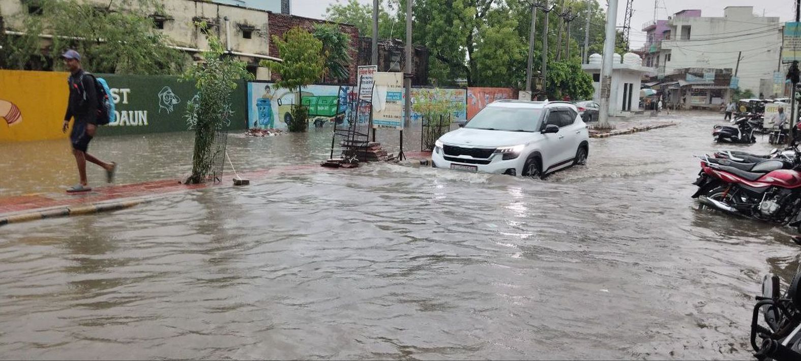 चौबीस घंटे में झमाझम बारिश का तीसरा दौर, बाजार और रास्ते हुए जलमग्न