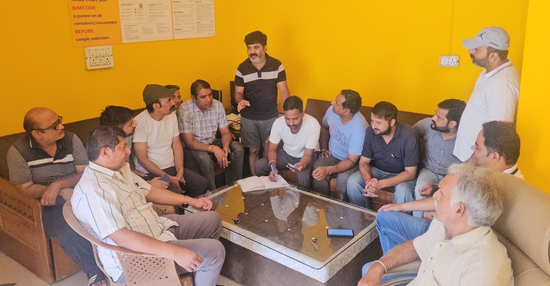 होटल व कैफे में संदिग्ध गतिविधियों पर अंकुश लगाने के लिए चार कॉलोनी के नागरिकों
ने बनाई टीम