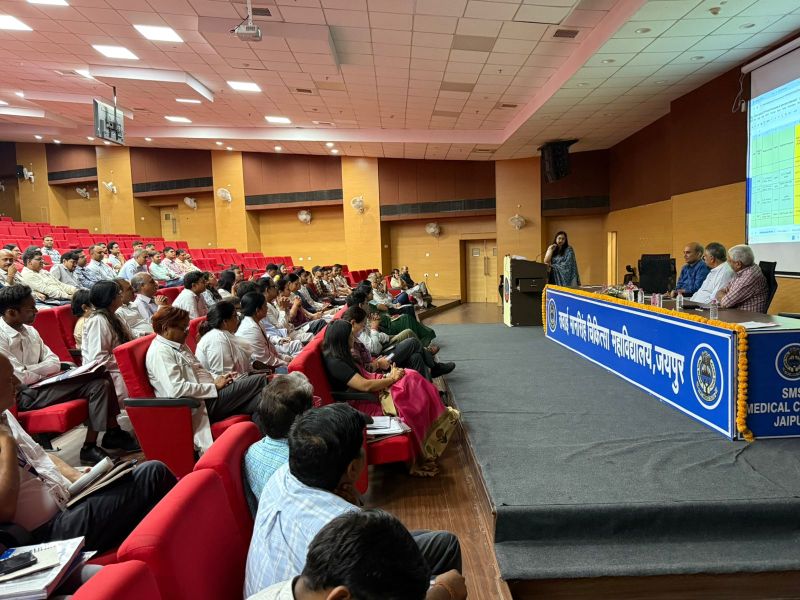 चिकित्सा एवं स्वास्थ्य मंत्री गजेन्द्र सिंह खींवसर मेडिकल कॉलेजों एवं संबद्ध अस्पतालों का निरीक्षण कर लौटी टीमों से सोमवार को चर्चा करते हुए। फोटो-पत्रिका।