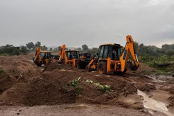 15 घंटे चली 25 JCB… फूंका 1200 लीटर डीजल, अवैध बजरी पर पुलिस की स्ट्राइक;
माफियाओं में मचा हड़कंप - image