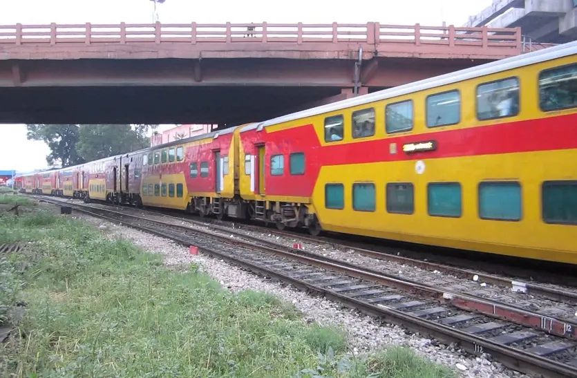 जयपुर- दिल्ली सराय रोहिल्ला के मध्य संचालित डबल डेकर ट्रेन, पत्रिका फोटो 