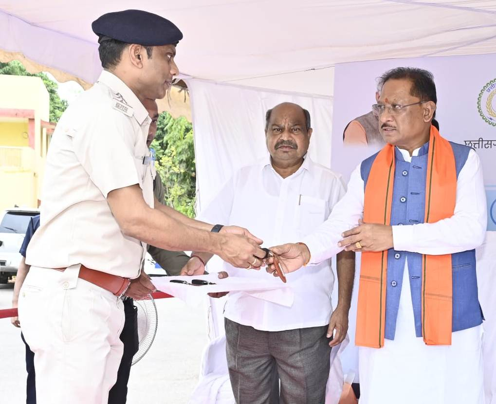 CG News: मुख्यमंत्री ने परिवहन सुरक्षा बेड़े में शामिल 48 वाहनों को झंडी दिखाकर किया रवाना, कर्मियों को सौंपी वाहनों की चाबी
