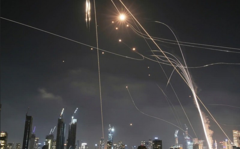 Iran fires ballistic missiles at Tel Aviv in Israel