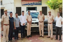 Jalore News: दोहरी नाकाबंदी देखकर घबराया तस्कर, पुलिस ने सरकारी गाड़ी भिड़ाकर
रोकी कार, अवैध डोडा पोस्त मिला - image