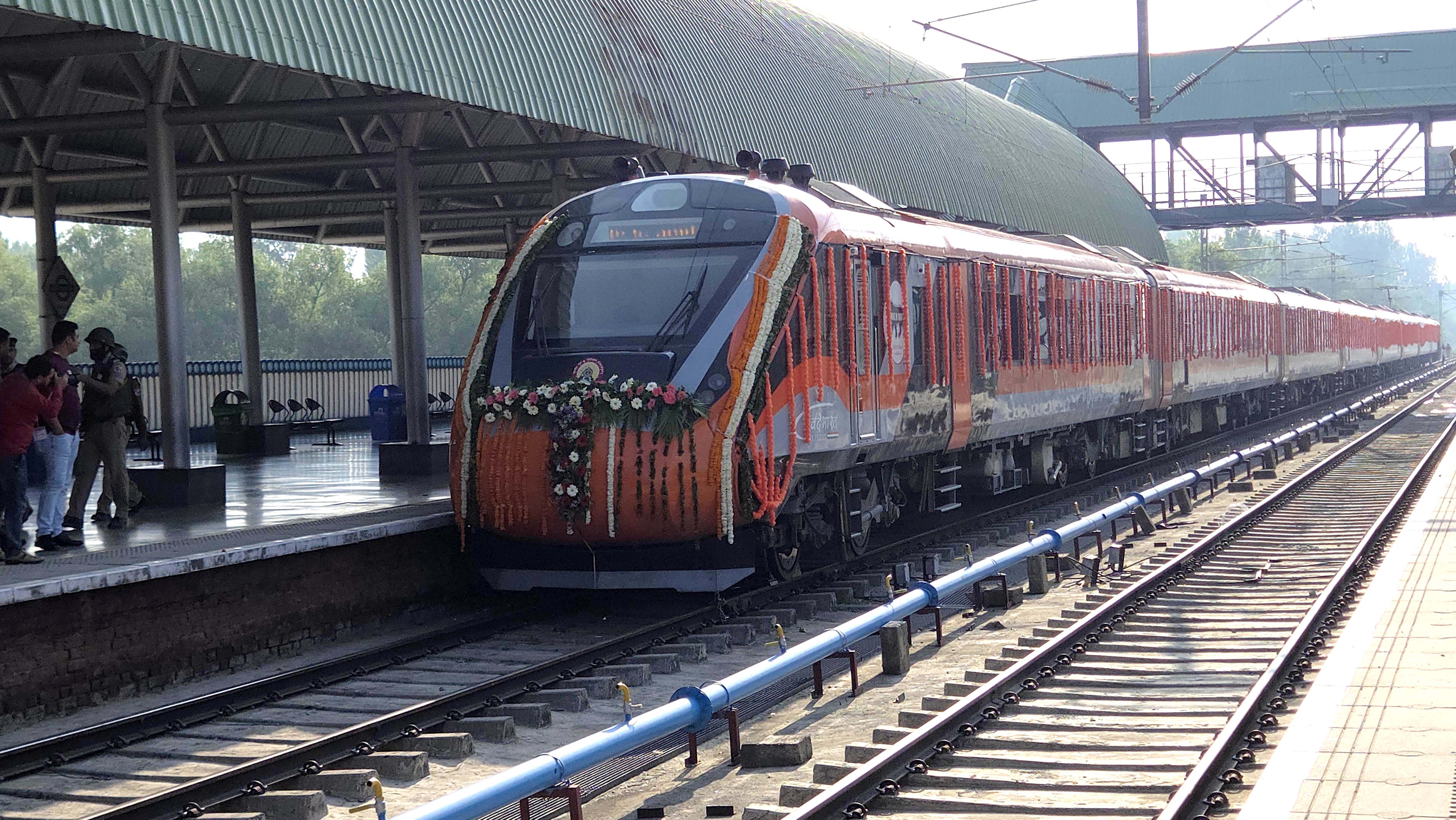 jammu kashmir : कटरा से श्रीनगर को जोड़ने वाली ट्रेन वंदे भारत एक्सप्रेस का
उद्घाटन
