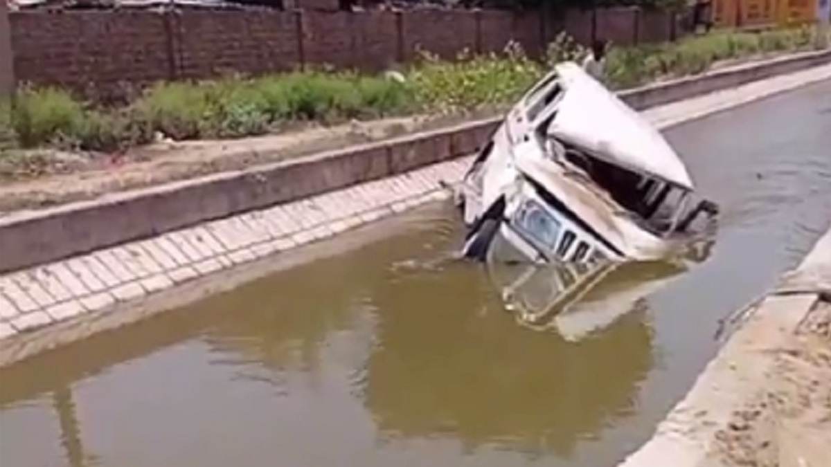 चालक का एसी चलाने पर गया ध्यान तो गाड़ी बेकाबू होकर जा गिरी नहर में