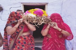 Rajasthan: जब बेटियों के कंधों पर निकली मां की अर्थी, श्मशान में चिता को दी
मुखाग्नि, नम हो गईं सभी की आंखें - image