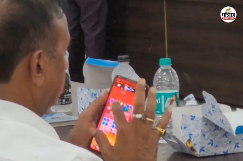 kanpur DIOS was playing candy crush in sampoorn samadhan diwas