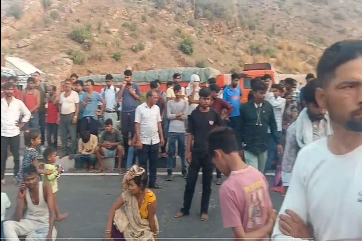 खड़े केंटर को ट्रक ने मारी टक्कर, महिला की मौत, 11 घायल, चार पुलिसकर्मी लाइन
हाजिर