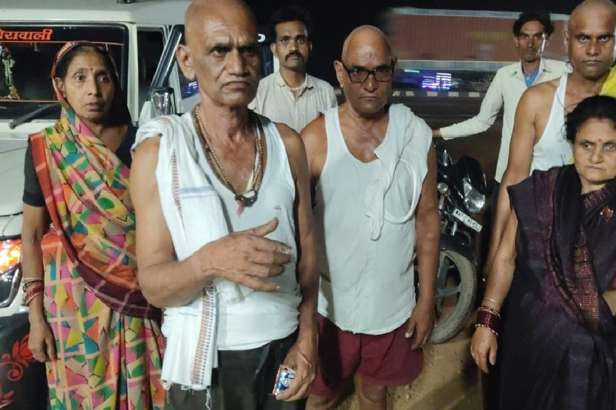 प्रयागराज में अस्थि विसर्जन कर घर लौट रहे परिवार से लूट