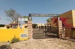कॉलेज में प्रवेश लेकर भूल जाओ, केवल परीक्षा देने आना, क्योंकि पढ़ाने के लिए
प्रोफेसर नहीं है - image