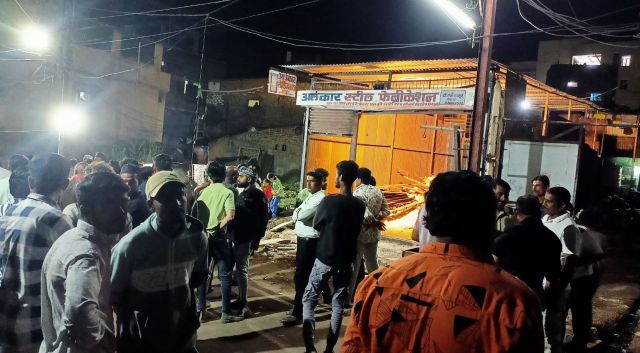 विवादित स्थल पर जनाजे से पहले खडा किया ढांचा
