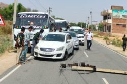 खाटूश्याम से लौट रहे अलवर के श्रद्धालुओं की कार से गिरे 4 बिजली के पोल, बाल-बाल
बची जान - image
