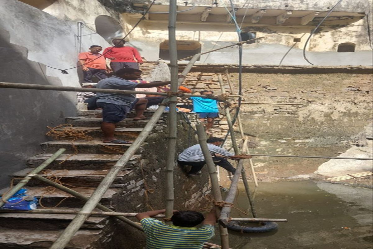 दलदल व पानी को देख मजदूरों ने छोडा काम, तब इंजीनियर ने संभाला मोर्चा, देखे
वीडियो