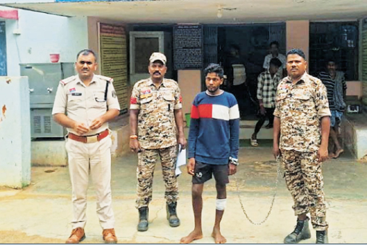 सो रहे बड़े भाई को गैती से काट डाला, परिवार को दी जान से मारने की धमकी, आरोपी
गिरफ्तार