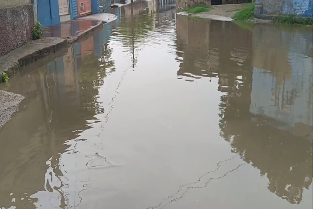 झमाझम बारिश से रास्तों में भरा पानी…. देखें वीडियो…..