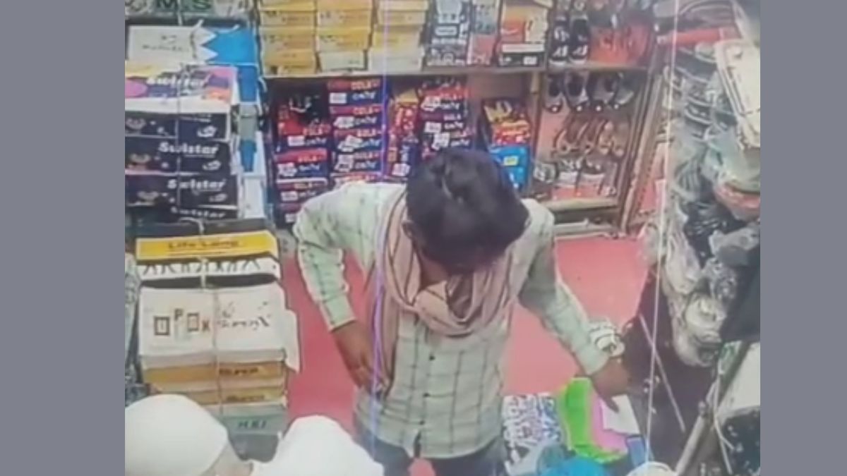 कोटा में चप्पल खरीदने के बहाने आया बदमाश, गल्ले से नगदी निकालकर भागा, CCTV में
कैद घटना
