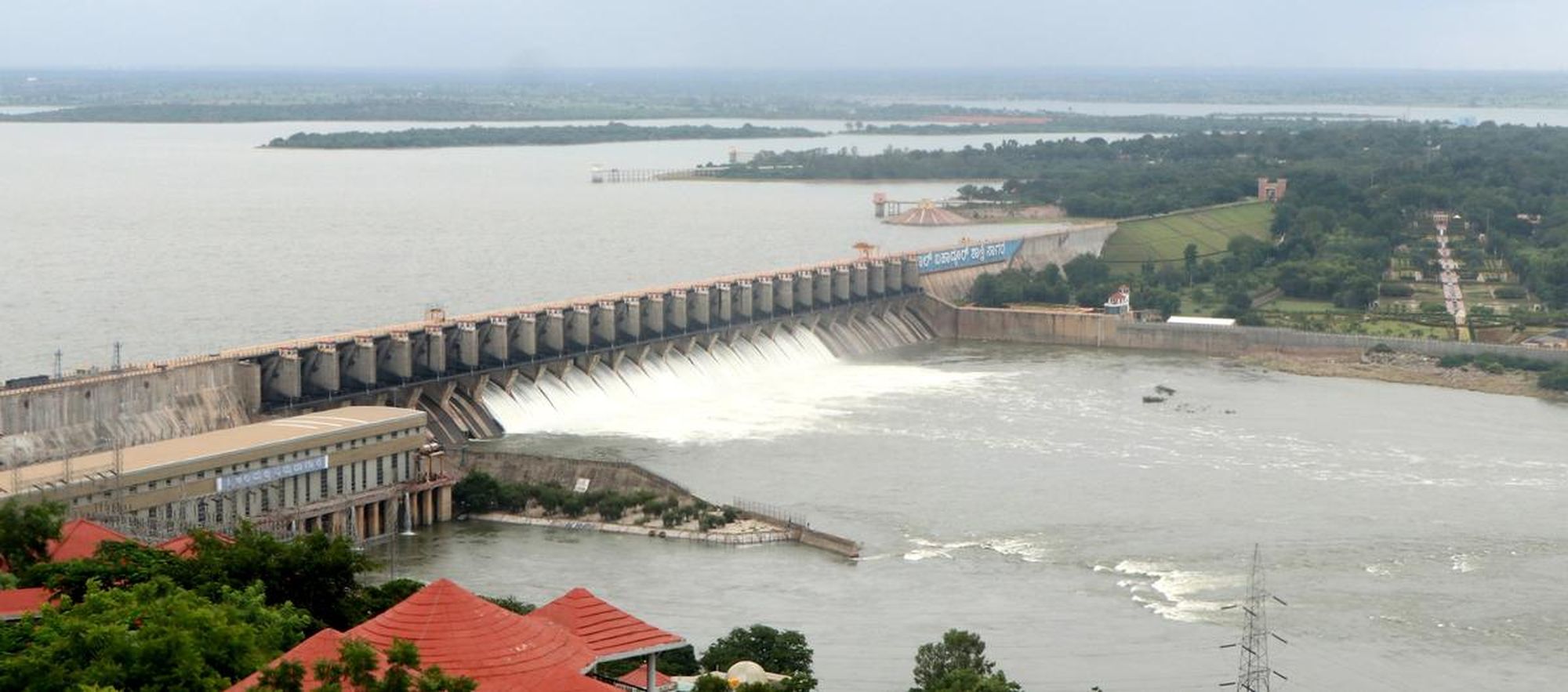 मछुआरों और किसानों को नदी में प्रवेश नहीं करने की चेतावनी