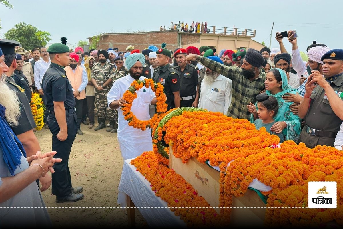सिक्किम में शहीद लखविंदर सिंह का पार्थिव शरीर पहुंचा गांव, बिलख पड़ी पत्नी और
बेटा, उमड़ पड़ा पूरा गांव