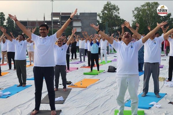 योग करते हुए जोर-जोर से हंसने का प्रयास करते जिलाधिकारी मनीष बंसल और नगर विधायक राजीव गुंबर