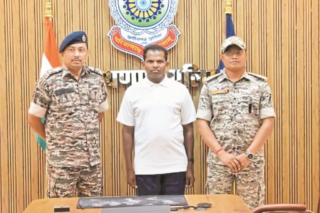 Naxal Surrender: नक्सलियों ने छोड़ा बंदूक का रास्ता! दो महिला समेत 3 ने किया सरेंडर, 19 लाख का था इनाम