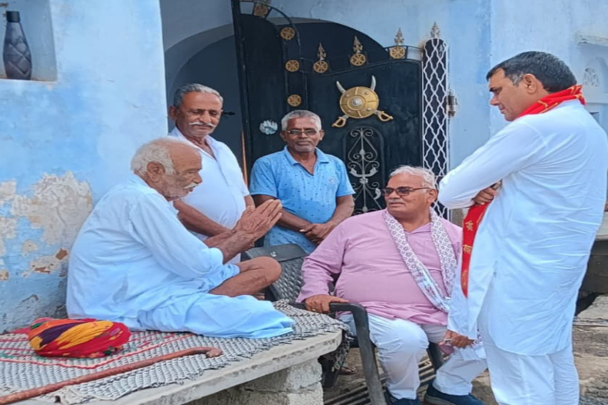 शिक्षा मंत्री मदन दिलावर को अचानक रास्ते में दिखे बुजुर्ग भाजपा कार्यकर्ता,
रुकवा दिया काफिला, जानिए फिर क्या हुआ…