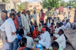 बिजली का काम करते करंट लगने से ठेकेदार के कार्मिक की मौत, परिजन धरने पर बैठे - image