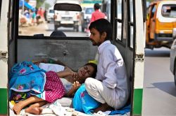 Rajasthan: गर्भवती महिला ने टेम्पो में दिया बच्चे को जन्म, अस्पताल के गेट पर ही
हो गया बच्चा, दौड़ा नर्सिंग स्टाफ - image