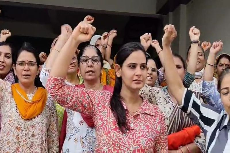 सार्वजनिक स्थलों पर गाली गलौज के विरुद्ध मुहिम शुरू करती महिलाएं।