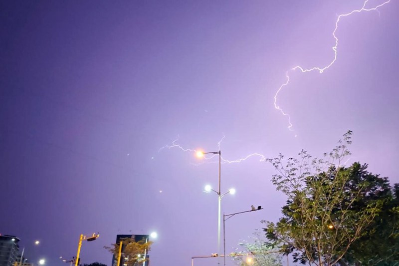 फोटो सोर्स : Patrika: आंधी, बारिश और वज्रपात का अलर्ट: लखनऊ, बाराबंकी समेत 50+ जिलों में सावधानी जरूरी – मौसम विभाग की चेतावनी