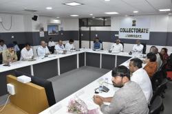जनप्रतिनिधियों के फोन बिना चूके अटेंड करें सरकारी अधिकारी : सीएम - image