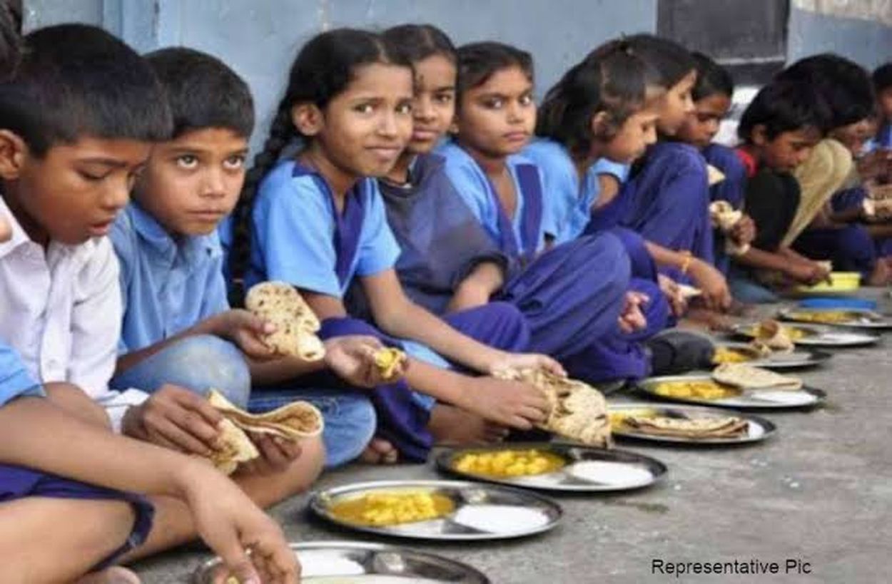 दलित रसोइये को लेकर अभिभावकों ने स्कूल का किया बहिष्कार!
