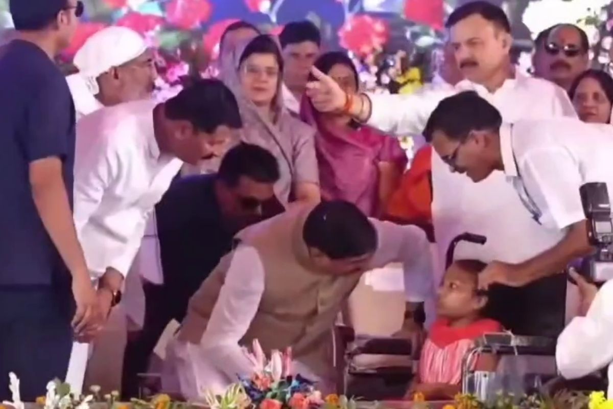 अचानक मंच पर बिगड़ा सीएम मोहन यादव का संतुलन, लोगों ने संभाला