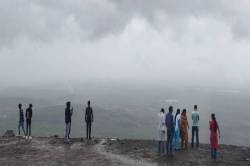मानसून के आते ही छाए काले बादल, बह उठा झरना… - image