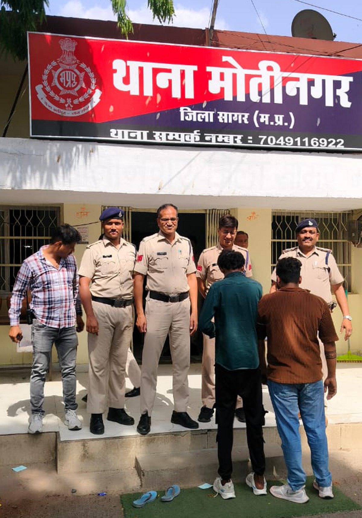 शक्ति ट्रैवल्स की यात्री बस से अवैध शराब जब्त, ड्राइवर-कंडक्टर को किया गिरफ्तार