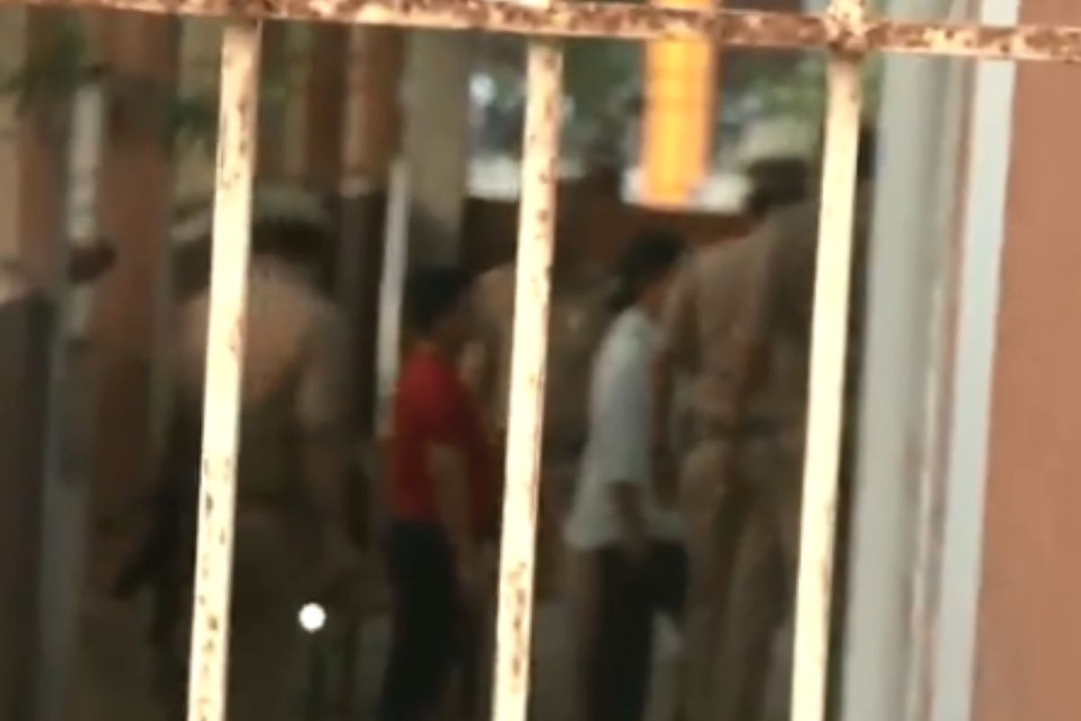 सोनम से मेघालय में होगी पूछताछ, सखी-वन स्टॉप सेंटर पहुंची पुलिस, शक के दायरे में
गोविंद - image
