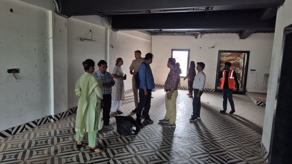 नगरा क्षेत्र में बहुमंजिला व्यावसायिक भवन का ऊपरी हिस्सा सीज